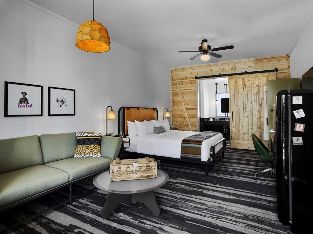 Cavalry Court, By Valencia Hotel Collection Колидж Стейшън Стая снимка