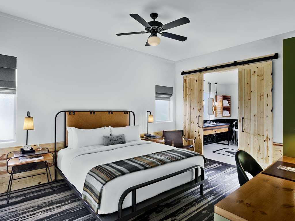 Cavalry Court, By Valencia Hotel Collection Колидж Стейшън Стая снимка