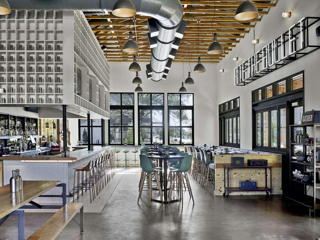 Cavalry Court, By Valencia Hotel Collection Колидж Стейшън Ресторант снимка